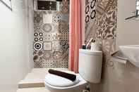 In-room Bathroom Stylish Studio Room at Vida View Makassar Apartment By Travelio