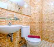 In-room Bathroom 6 Comfort Stay 2BR Apartment at Bogor Valley By Travelio