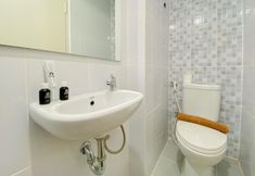 In-room Bathroom 3 Homey and Simply Studio Tokyo Riverside PIK 2 Apartment By Travelio