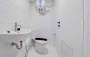 Toilet Kamar 5 Elegant and Spacious Studio Loft Kingland Avenue Apartment By Travelio