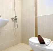 Toilet Kamar 4 Modern Look Studio Apartment at Meikarta By Travelio