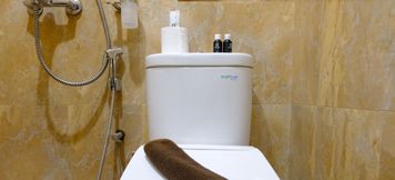 Toilet Kamar 6 Strategic 2BR Apartment at Tamansari Panoramic By Travelio
