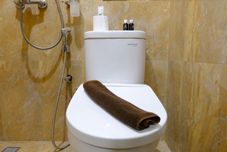 Toilet Kamar Strategic 2BR Apartment at Tamansari Panoramic By Travelio