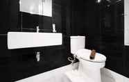 Toilet Kamar 4 Cozy Stay and Best Deal Studio at The Square Surabaya Apartment By Travelio