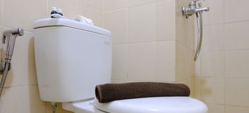 In-room Bathroom 6 Stylish Modern 2BR at Parahyangan Residence Apartment By Travelio
