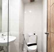 In-room Bathroom 4 Nice and Modern Studio at Delft Ciputra Makassar Apartment By Travelio