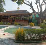Swimming Pool 3 RedDoorz @ Covelandia Garden Resort Nueva Ecija