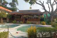 Swimming Pool RedDoorz @ Covelandia Garden Resort Nueva Ecija
