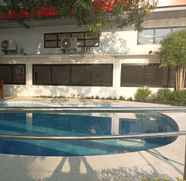 Swimming Pool 4 RedDoorz @ Covelandia Garden Resort Nueva Ecija