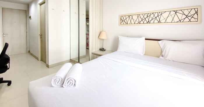 Kamar Tidur Modern Look Studio Apartment at 17th Floor Azalea Suites By Travelio