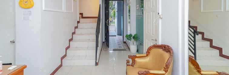 Sảnh chờ Urbanview Hotel Syariah Near Gelora Delta Sidoarjo