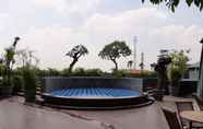 Kolam Renang 6 Comfy and Good Studio at Parkland Avenue Apartment By Travelio