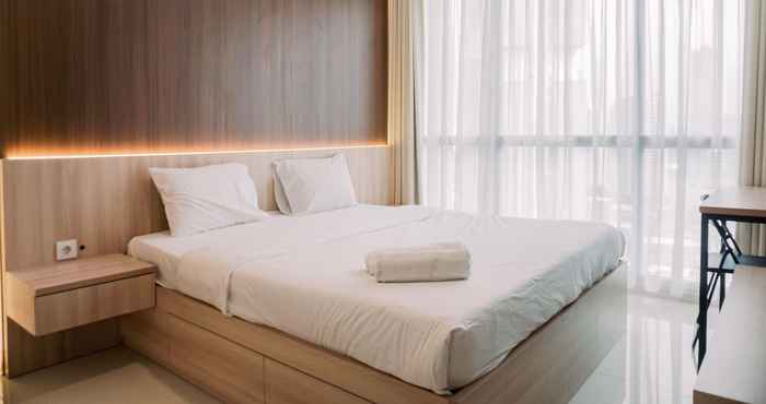 Kamar Tidur Warm and Spacious 2BR at Ciputra World 2 Apartment By Travelio