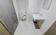 Toilet Kamar 5 Homey and Compact Studio Tamansari Bintaro Mansion Apartment By Travelio