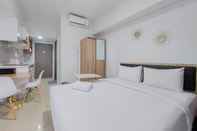 Kamar Tidur Homey and Compact Studio Tamansari Bintaro Mansion Apartment By Travelio