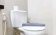 Toilet Kamar 5 Homey and Minimalist 1BR M-Town Signature Apartment By Travelio