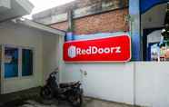 Exterior 3 RedDoorz Syariah @ Griya Merbotan Demak