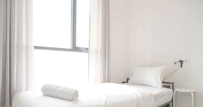 Bilik Tidur Well and Homey Furnished Studio Sky House Alam Sutera Apartment By Travelio