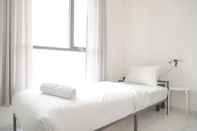 Bilik Tidur Well and Homey Furnished Studio Sky House Alam Sutera Apartment By Travelio