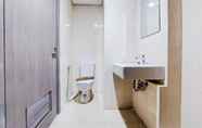 Phòng tắm bên trong 5 Cozy Stay and Homey 1BR Tamansari Bintaro Mansion Apartment By Travelio