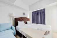 Bedroom Comfortable and Tidy Studio Apartment at Tamansari Bintaro Mansion By Travelio