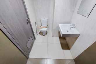 ห้องน้ำภายในห้อง 4 Comfort and Simply Look 1BR Tamansari Bintaro Mansion Apartment By Travelio