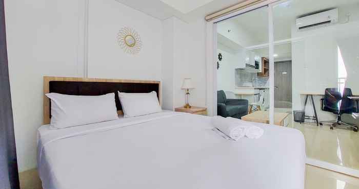 Bilik Tidur Comfort and Simply Look 1BR Tamansari Bintaro Mansion Apartment By Travelio