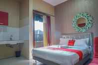 Bedroom RedDoorz near Kemang Square