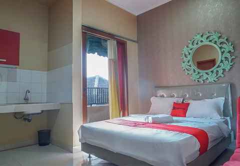 Bedroom RedDoorz near Kemang Square