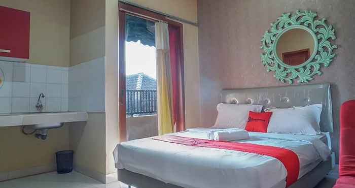 Bedroom RedDoorz near Kemang Square