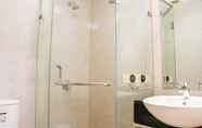 Toilet Kamar 6 Elegant and Strategic 2BR at The Mansion Kemayoran Apartment By Travelio