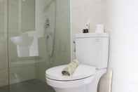 Toilet Kamar Compact Designed and Modern 1BR at Ciputra International Apartment By Travelio