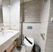 Toilet Kamar 5 Modern Look 1BR Apartment at Uttara The Icon By Travelio