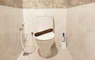 In-room Bathroom 4 Cozy Stay Studio Apartment at Mataram City By Travelio
