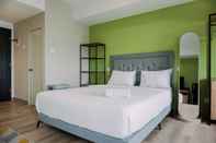 Kamar Tidur Cozy and Well Furnished Studio Baileys Apartment By Travelio