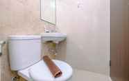 Toilet Kamar 7 Modern and Comfy Studio Transpark Cibubur Apartment By Travelio