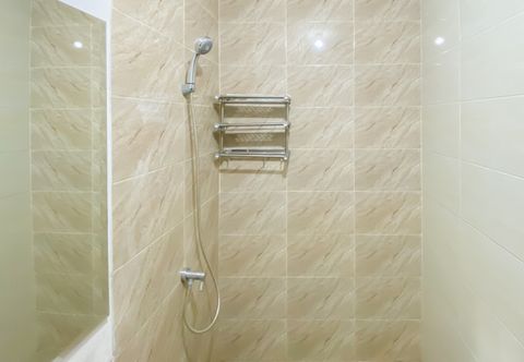객실 내 욕실 Cozy and Minimalist Studio Transpark Juanda Bekasi Timur Apartment By Travelio