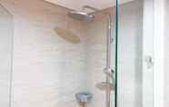 In-room Bathroom 4 Homey and Wonderful 2BR at Gold Coast Apartment By Travelio