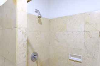 In-room Bathroom 4 Great 2BR at Apartment Braga City Walk By Travelio