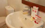 In-room Bathroom 2 OYO 93278 Wisma Syariah Lahundape