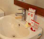 In-room Bathroom 2 OYO 93278 Wisma Syariah Lahundape