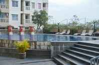 Kolam Renang Homey and Comfortable 2BR Belmont Residence Puri Apartment By Travelio