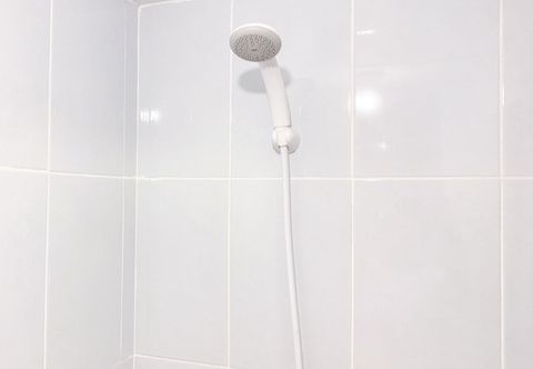 Toilet Kamar Simply Studio at 18th Floor Apartment Tokyo Riverside PIK 2 By Travelio