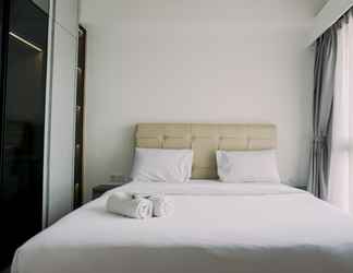 Kamar Tidur 2 Homey and Wonderful 3BR Sky House BSD Apartment By Travelio