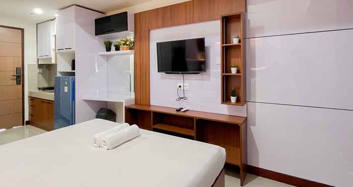 Bedroom Best Deal and Modern Studio Vida View Makassar Apartment By Travelio