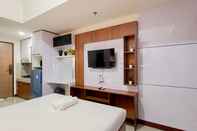 Bedroom Best Deal and Modern Studio Vida View Makassar Apartment By Travelio