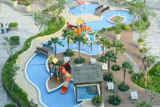 สระว่ายน้ำ Comfy and Nice 1BR at The Mansion Kemayoran Apartment By Travelio