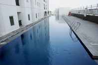 Kolam Renang Warm and Cool 2BR at Northland Ancol Apartment By Travelio