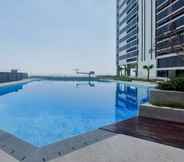 Swimming Pool 6 Cozy Studio and Well Furnished Collins Boulevard Apartment By Travelio