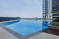 Swimming Pool Cozy Studio and Well Furnished Collins Boulevard Apartment By Travelio